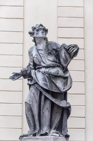 Escultura del monje con un libro —  Fotos de Stock