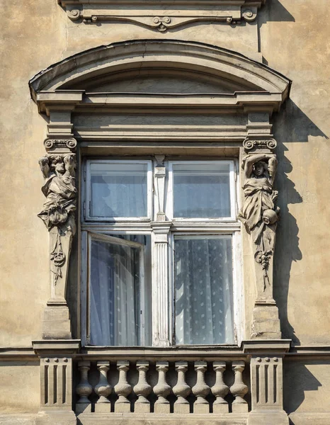 Fönster av gamla byggnad i Lviv — Stockfoto