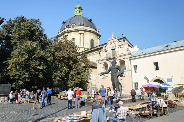 Книжный рынок у памятника Ивану Федорову во Львове — стоковое фото