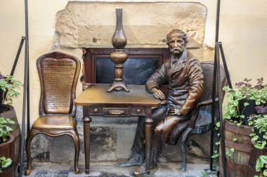 Jan Zeh ve Ignacio Lukasiewicz Lviv anıt