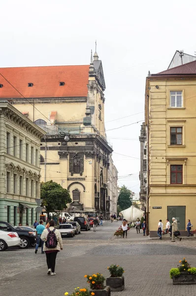 Oude gebouwen op het plein van de kathedraal in Lviv — Stockfoto