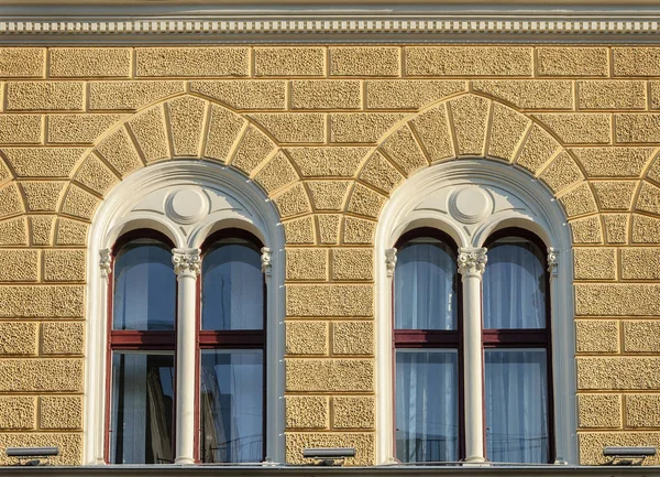 Dos hermosas ventanas del antiguo edificio — Foto de Stock