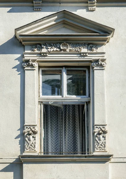 Eski gri bina pencerenin — Stok fotoğraf