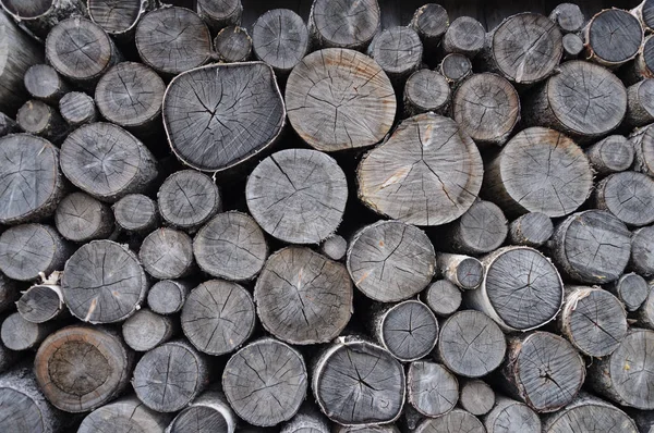 Stapelen van de oude berk chocks — Stockfoto