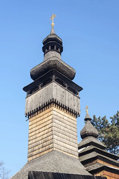 Hölzerner Glockenturm der alten ukrainischen Kirche — Stockfoto