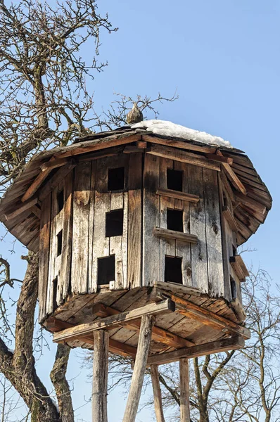 Oude houten duiventil — Stockfoto