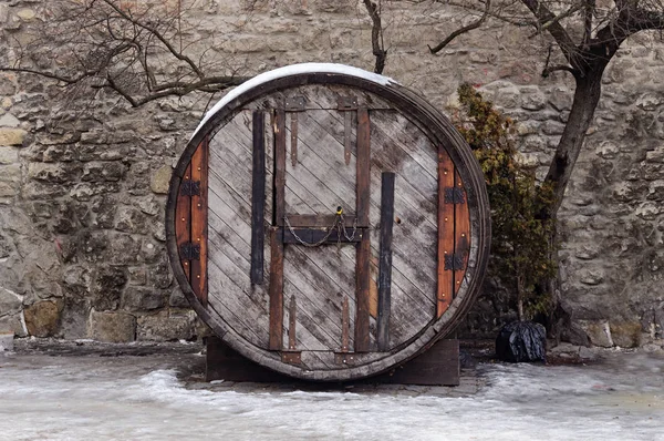 Old big oak barrel at the stone wall — Stock Photo, Image