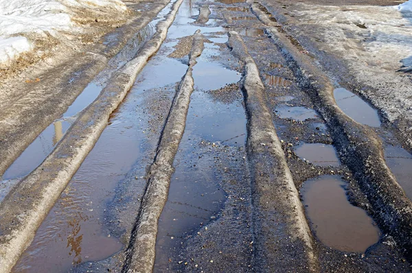 Таяние льда на дороге весной — стоковое фото