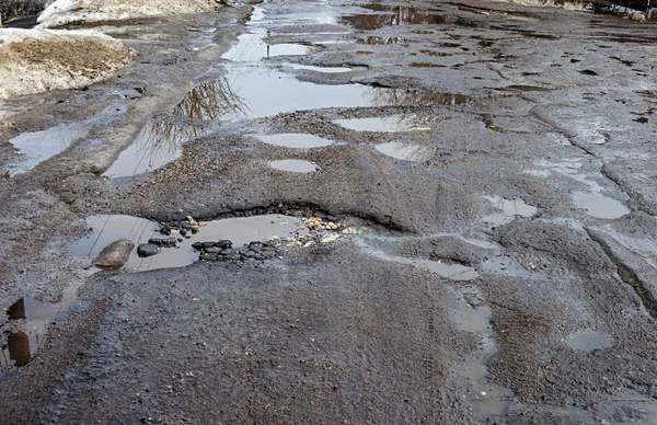 Plassen op de weg in het voorjaar — Stockfoto