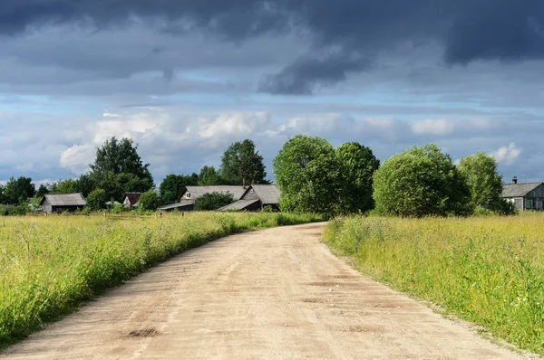 黒の曇り空を背景に小さな村 — ストック写真