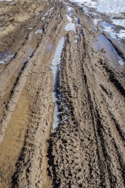 Buz, erken Bahar erime ile toprak yol