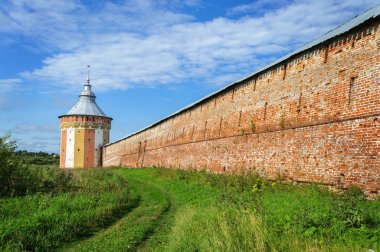 Kule ve eski Rus manastır duvarına