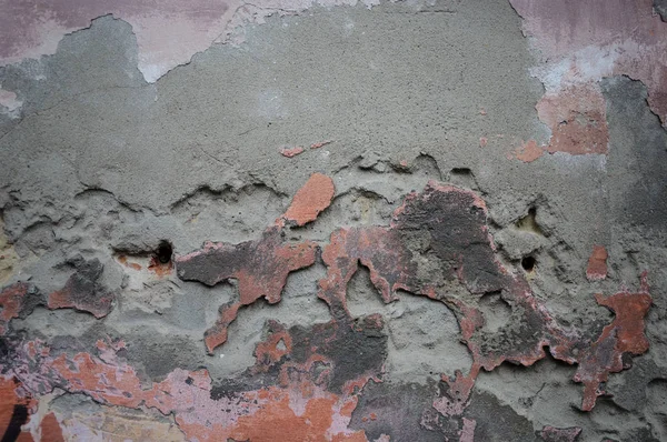 Пошкоджена оштукатурена стіна старого будинку — стокове фото