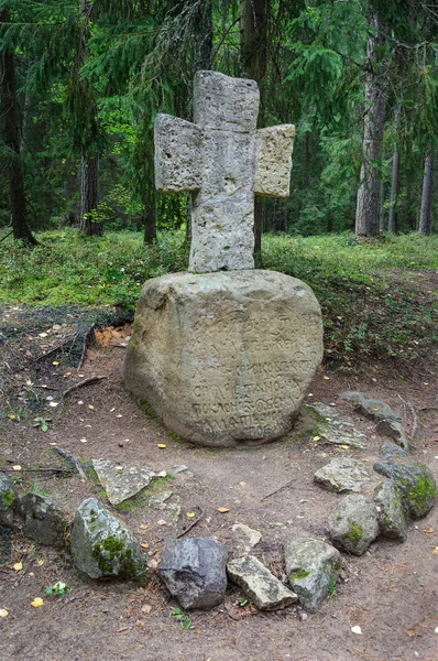 Oud stenen kruis in het park — Stockfoto