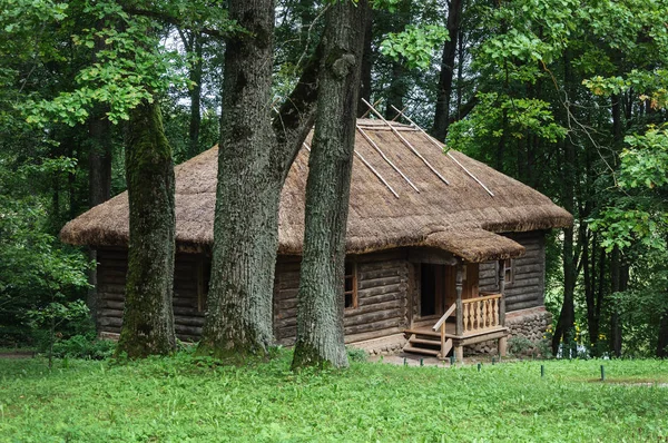 Parktaki eski ahşap banyo — Stok fotoğraf