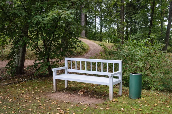 公園の白い木製ベンチ — ストック写真