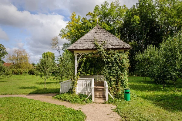 Kleiner Pavillon im Park — Stockfoto