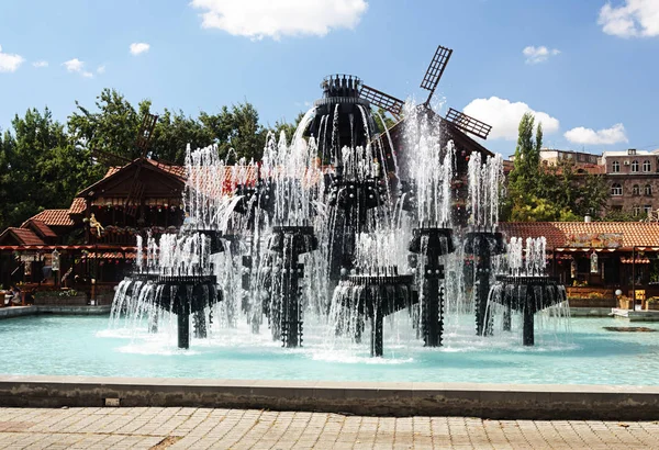 Prachtige fontein op het plein — Stockfoto