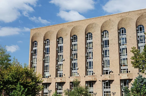 Κτίριο γραφείων στο Ερεβάν — Φωτογραφία Αρχείου