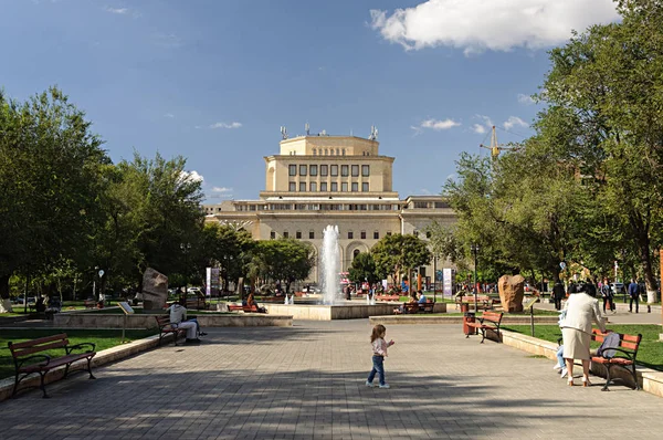 Hermosa plaza en Ereván —  Fotos de Stock