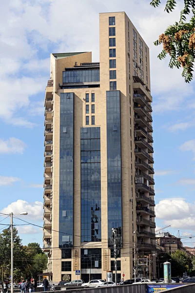 Edifício de muitos andares — Fotografia de Stock