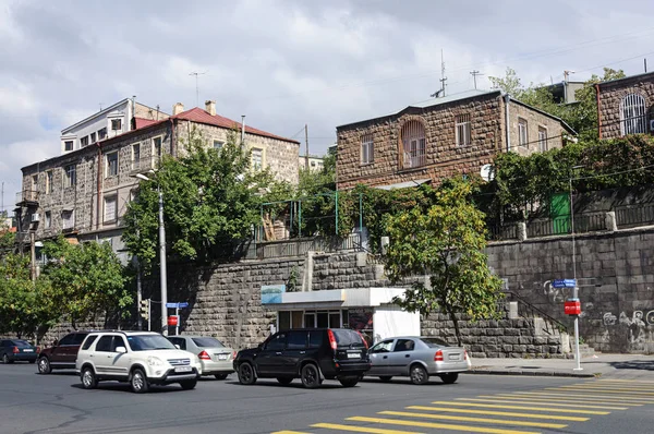 Huizen op de heuvel in Yerevan — Stockfoto