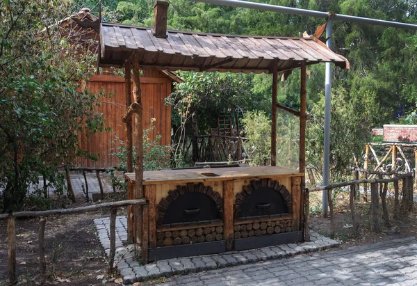 Drewniany stół do gotowania w parku — Zdjęcie stockowe