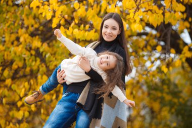 Güz Park küçük kızıyla birlikte genç güzel anne