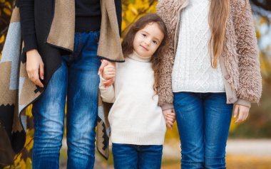 Sonbahar Park yürüyüş üzerinde üç kız kardeş