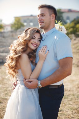 Gelin ve damat portre yaz aylarında açık havada düğün