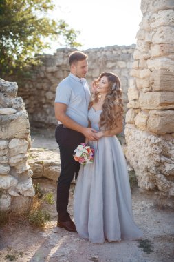 Gelin ve damat portre yaz aylarında açık havada düğün