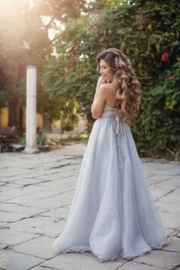 Açık havada bir parkta güzel gelin