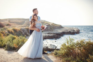 Gelin ve damat portre yaz aylarında açık havada düğün