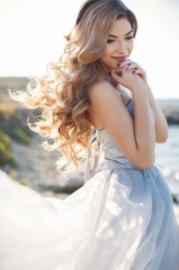 Deniz kıyısında bir genç gelin portresi