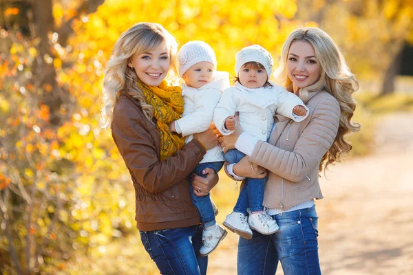 Mütter und Kinder im Herbstpark — Stockfoto