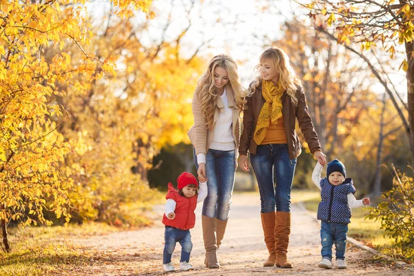 Madres y niños en otoño Parque — Foto de Stock