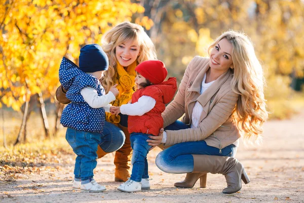 Madres y niños en otoño Parque — Foto de Stock