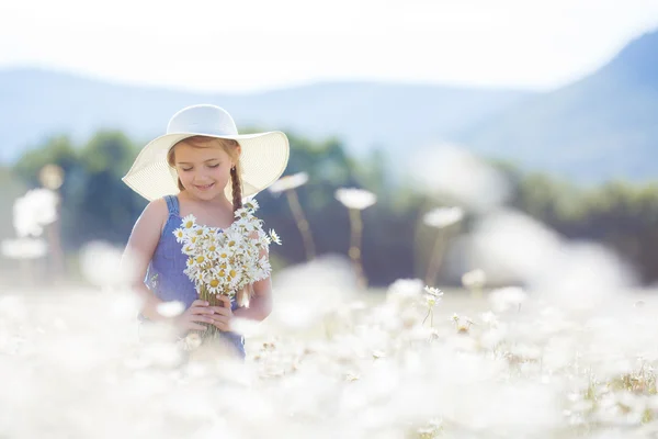 Retrato de verão de uma menina em um campo de margaridas brancas . — Fotografia de Stock