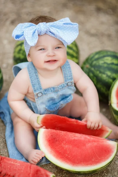 Kleines Mädchen im Freien mit roter Wassermelone — Stockfoto