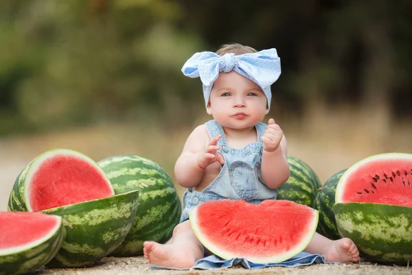 Little girl outdoors with red watermelon — Stock Photo, Image