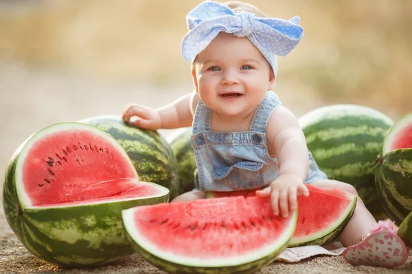 Little girl outdoors with red watermelon — Stock Photo, Image