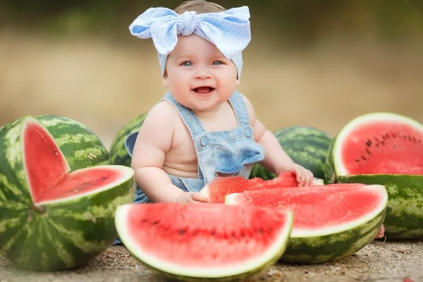 Kleines Mädchen im Freien mit roter Wassermelone — Stockfoto