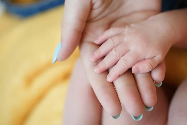 Hand the sleeping baby in the hand of mother close-up. — Stock Photo, Image