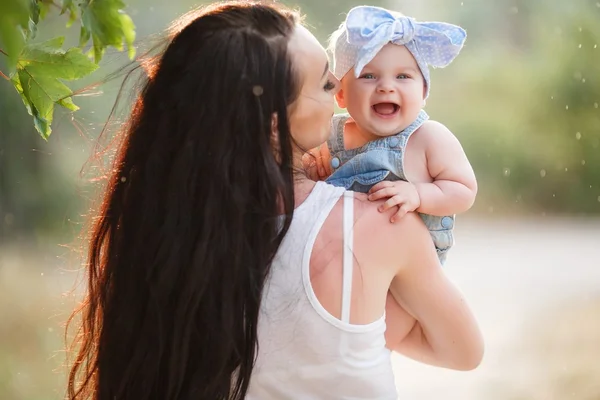 Schöne Mutter und Baby draußen im Sommerpark — Stockfoto