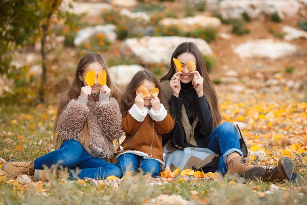 Drie zusters op wandeling in de herfst Park — Stockfoto