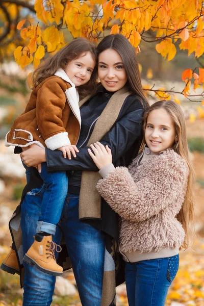 Três irmãs em passeio no outono Park — Fotografia de Stock