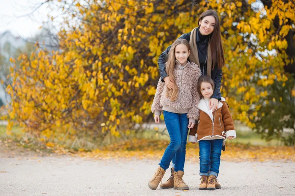 Drei Schwestern spazieren im Herbstpark — Stockfoto