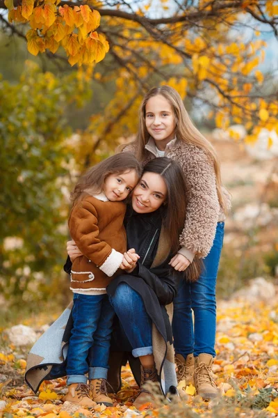 Três irmãs em passeio no outono Park — Fotografia de Stock