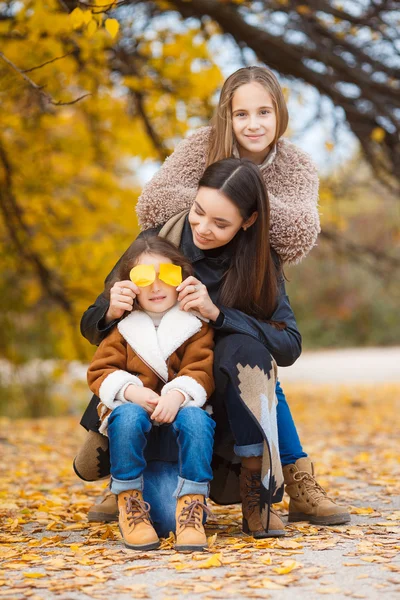 Drie zusters op wandeling in de herfst Park — Stockfoto