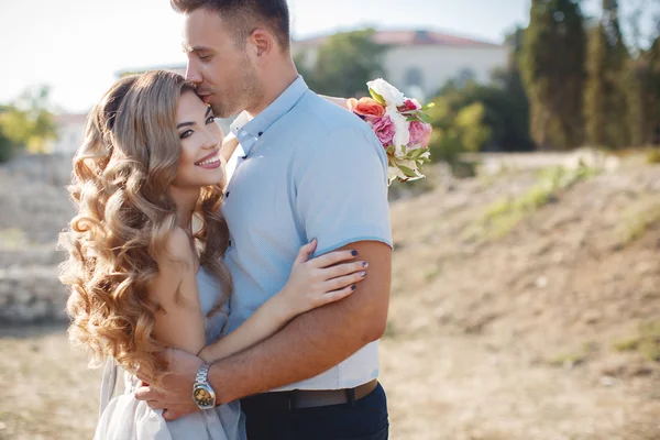 Wedding portrait of bride and groom outdoors in summer — Stock Photo, Image